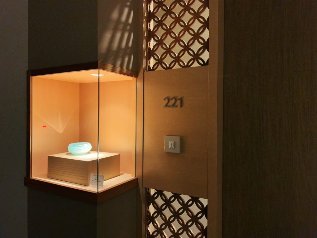 彩之庭飯店 房門前的工藝品